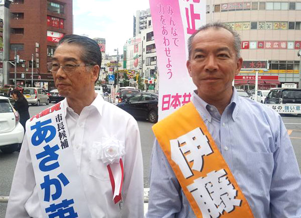 あさか英義市長候補（左）と、伊藤岳参院埼玉選挙区候補　志木駅南口