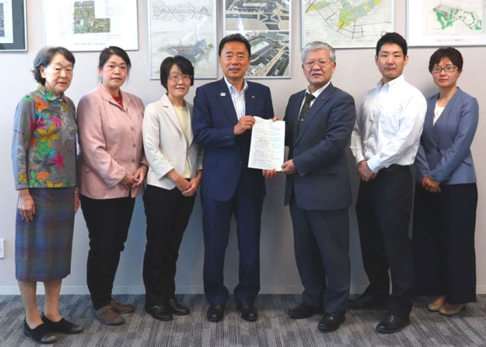 市民の声を市政に！ 日本共産党新座市議団と、『2020年度予算要望書』を並木市長に提出